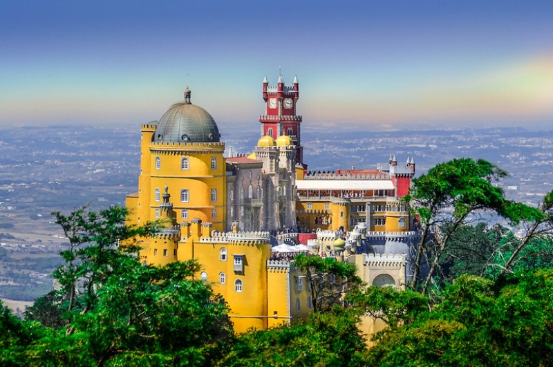 Portugalia | Pałac zdobią wielobarwne kopuły, wieżyczki oraz schody. 